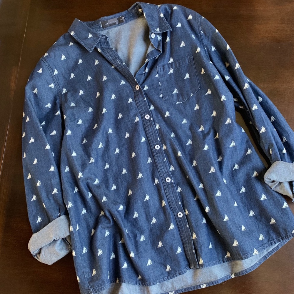 ⛵️The Limited button up blouse w/ Sailboat print